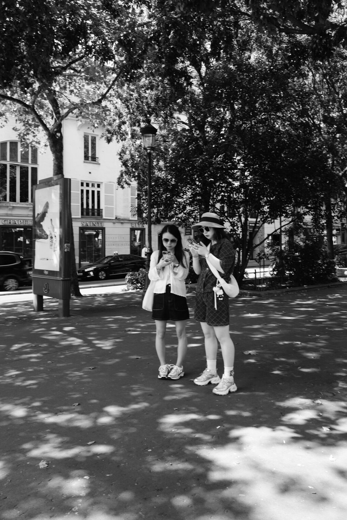 Touristes aux téléphones