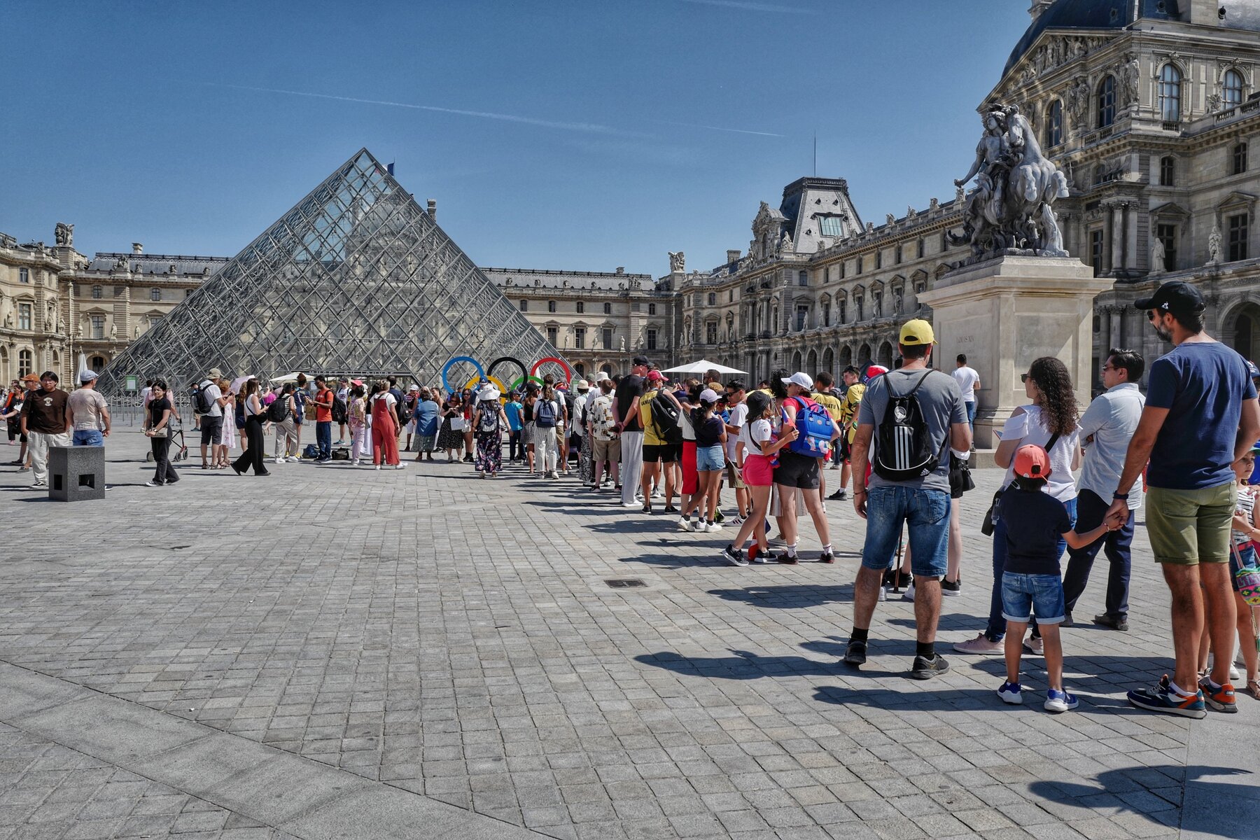 Anneaux olympiques, pyramide du Louvre