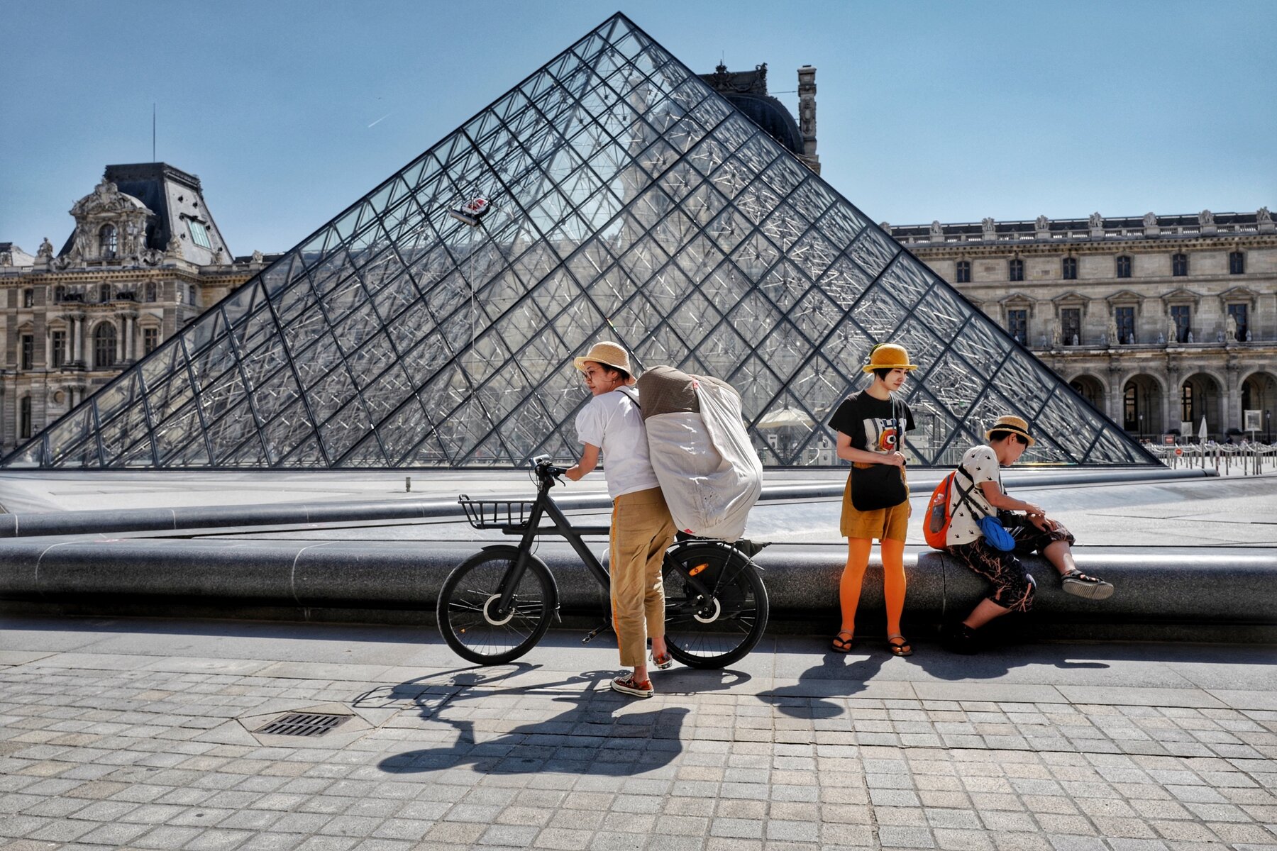 Touristes, pyramide du Louvre