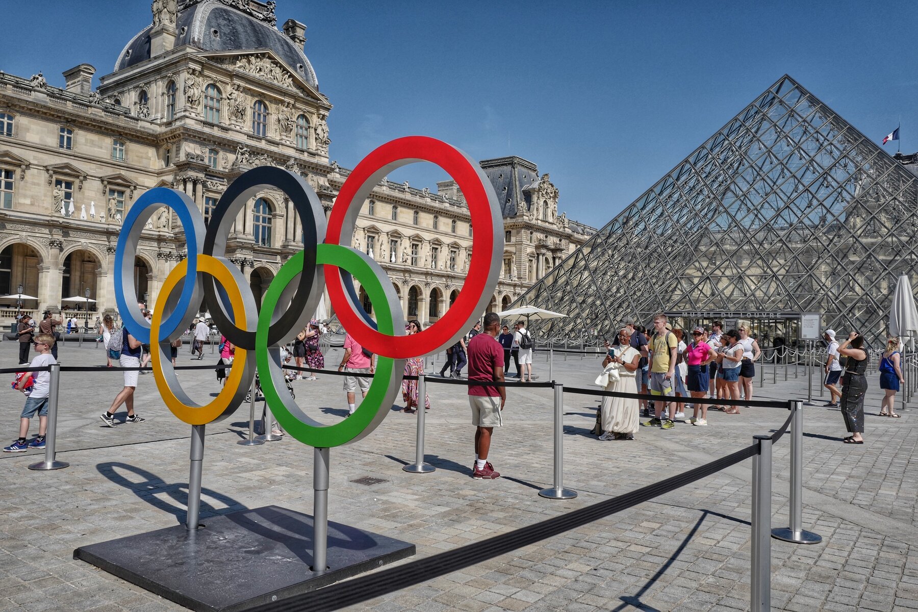 Anneaux olympiques, cour du Louvre