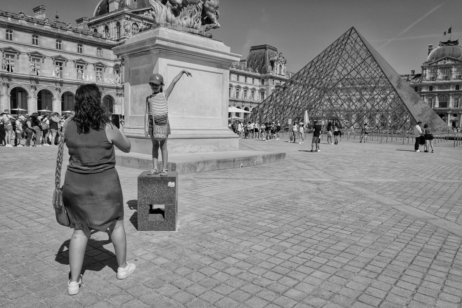 Séance photo, cour du Louvre