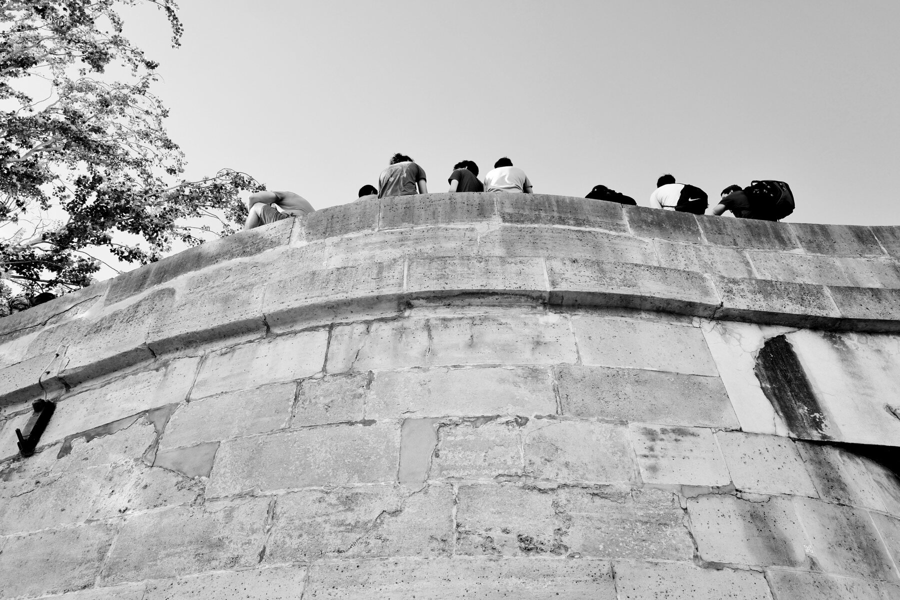 Silhouettes sur le mur, quais de Seine