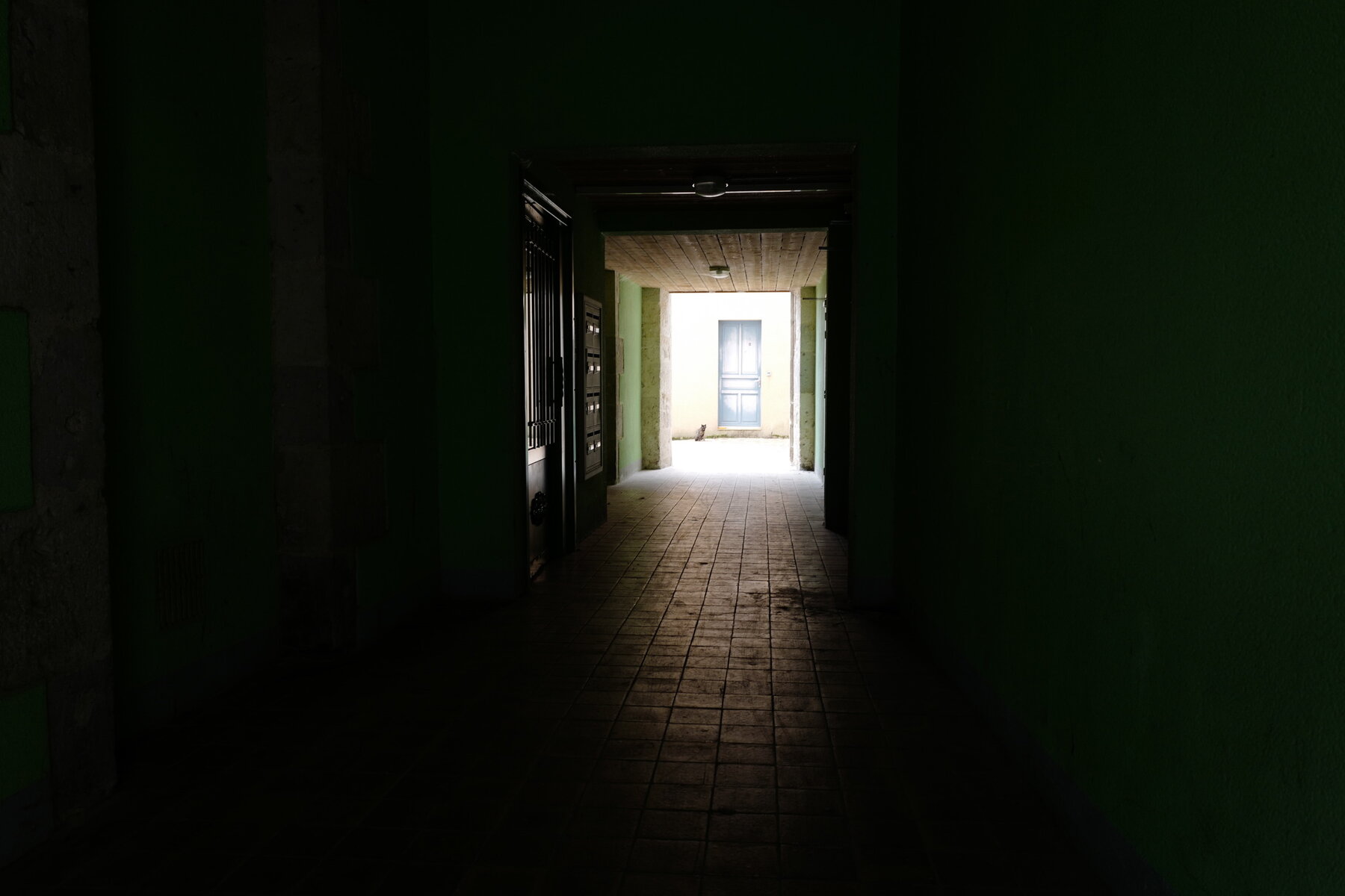 Couloir et porte bleue