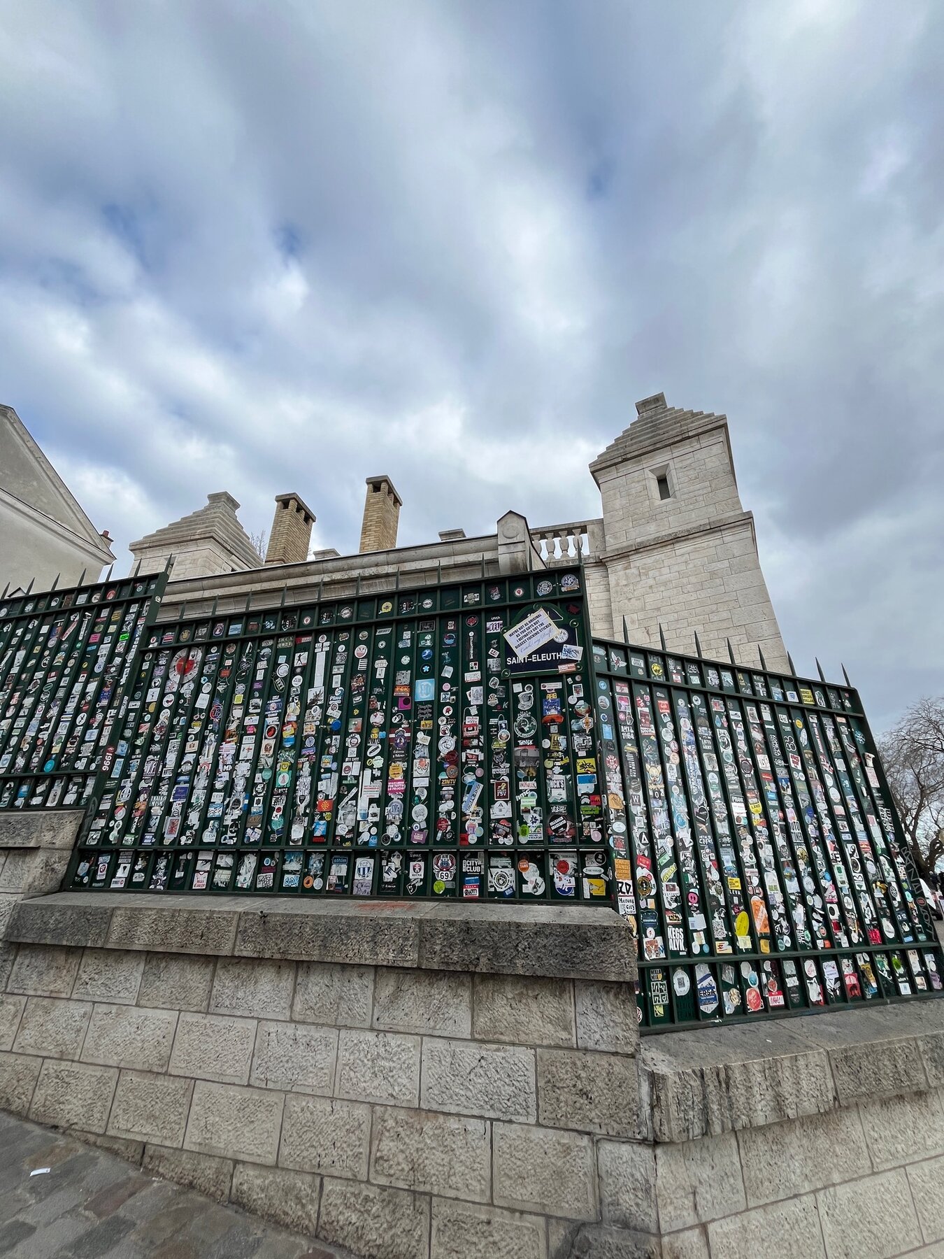 Grille couverte d'autocollants