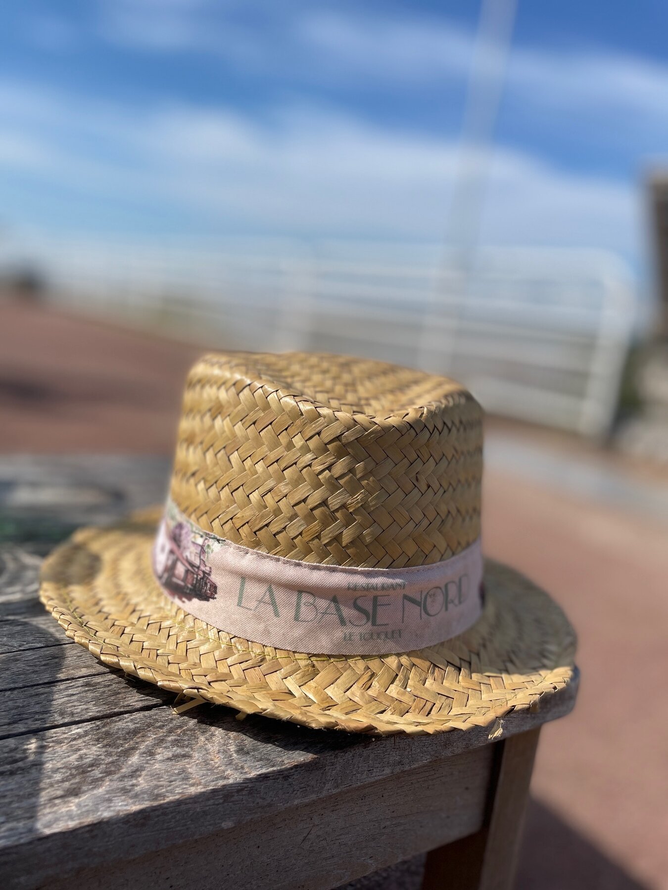 Chapeau de paille, La Base Nord