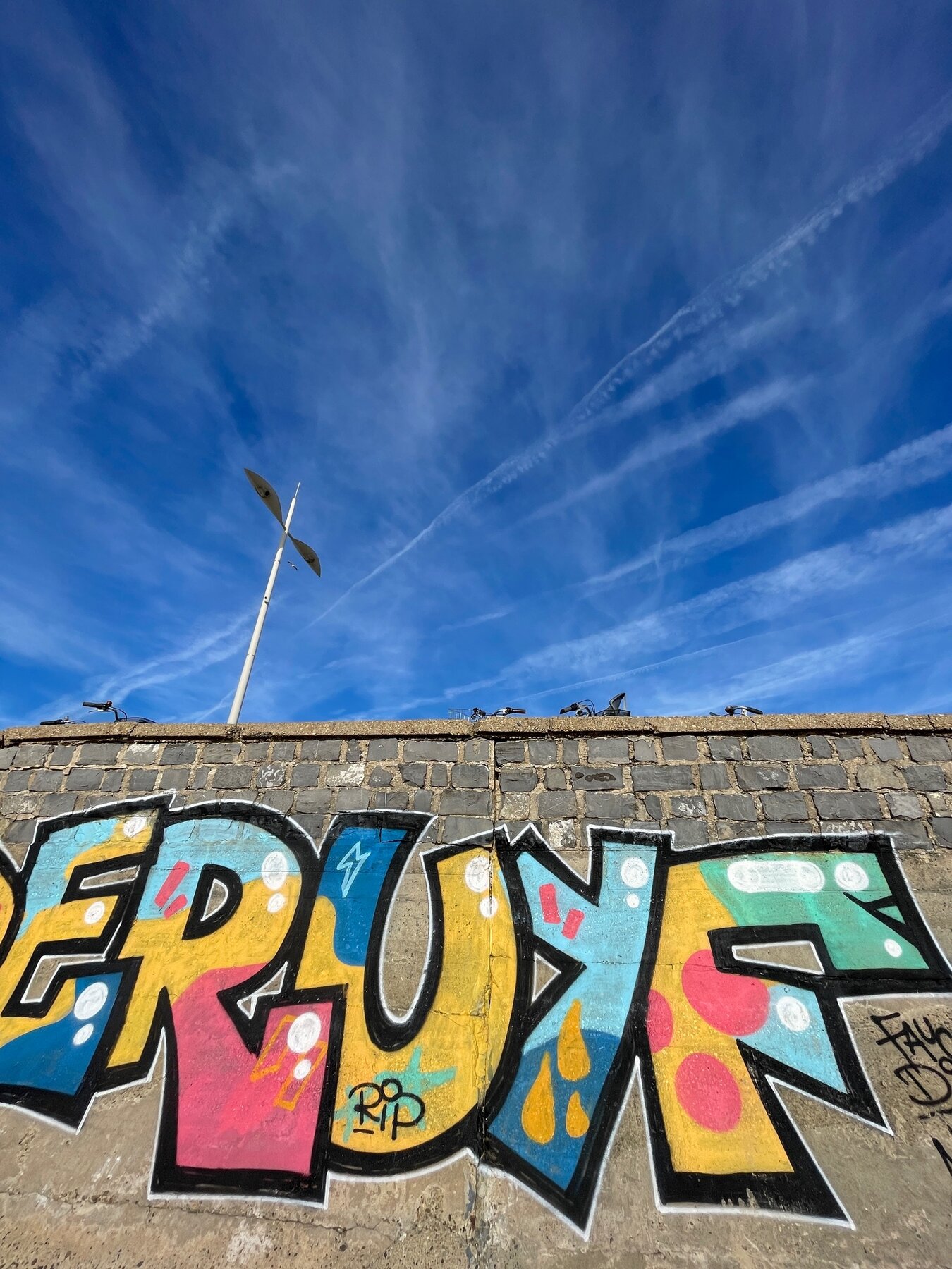 Graffiti, ciel bleu