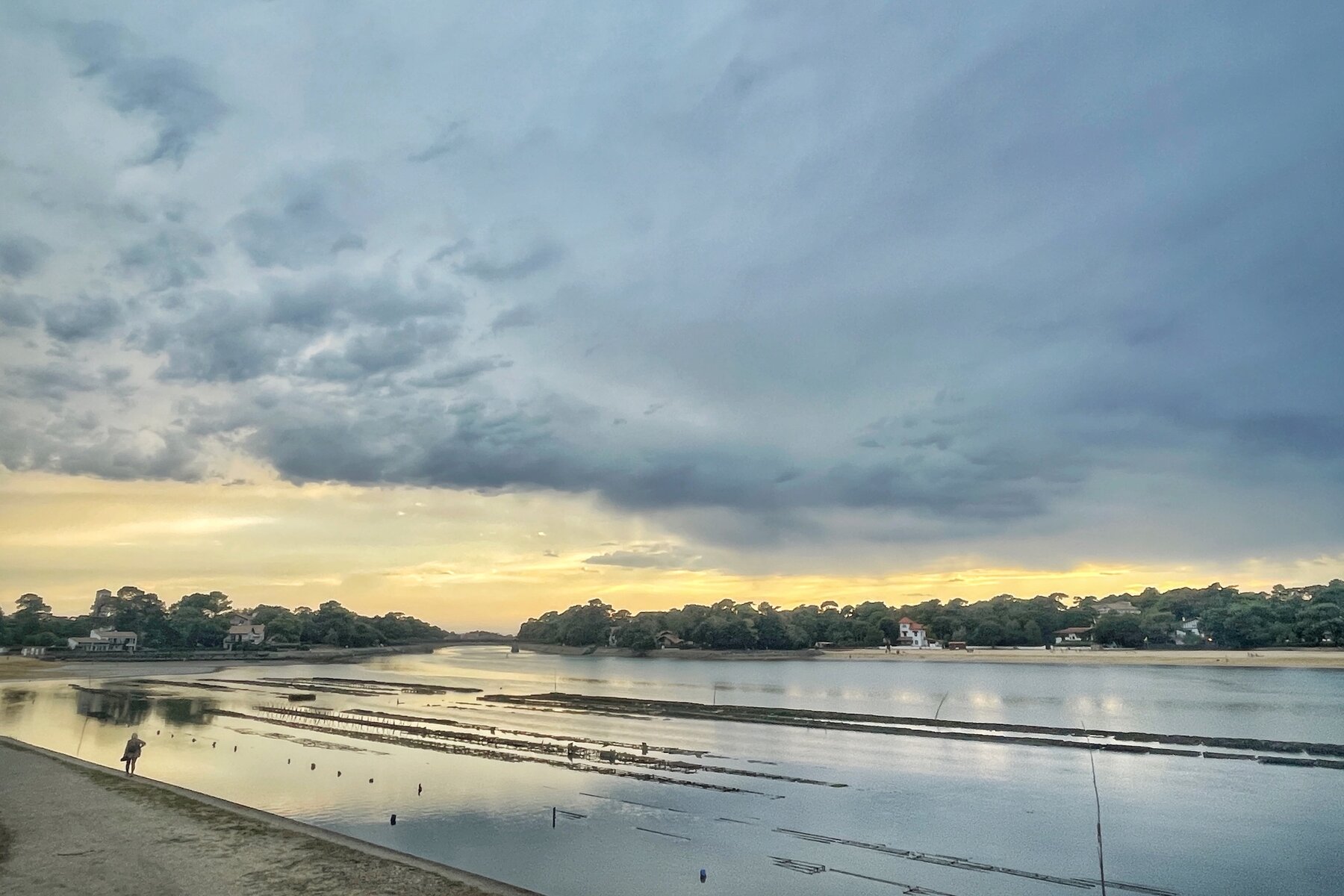 Ciel orageux, parcs à huîtres