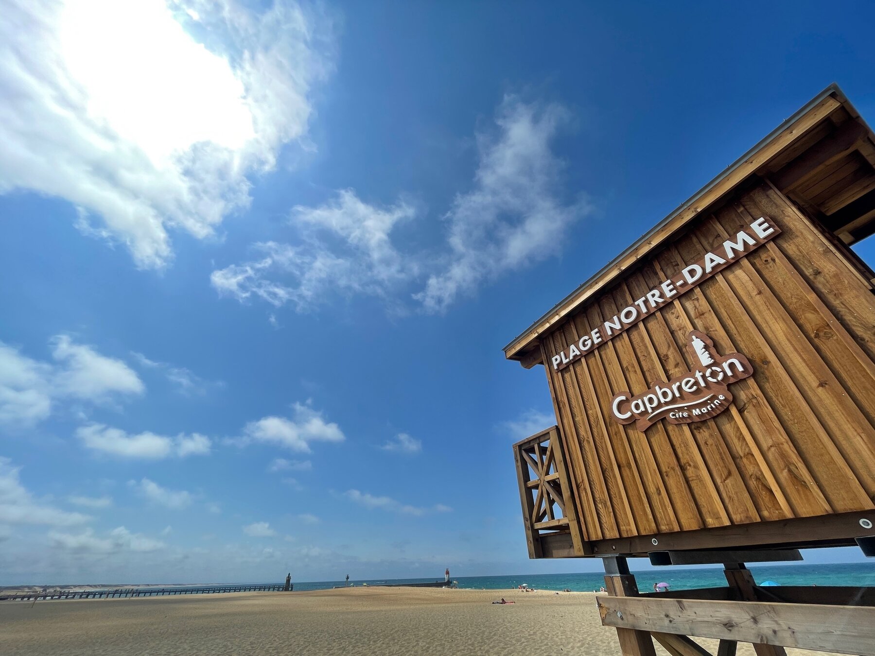 Cabane, plage Notre-Dame