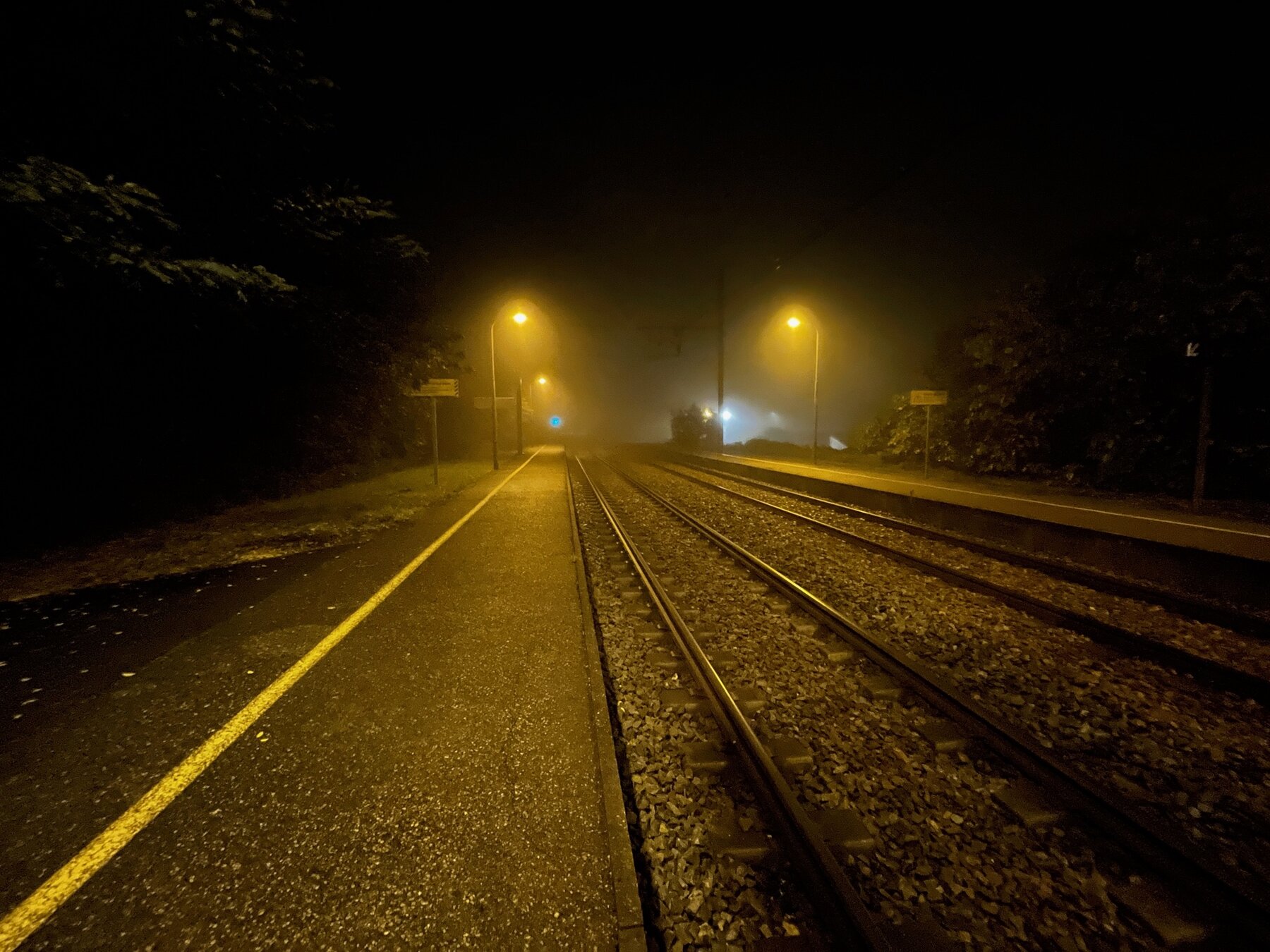 Voie ferrée, nuit brumeuse