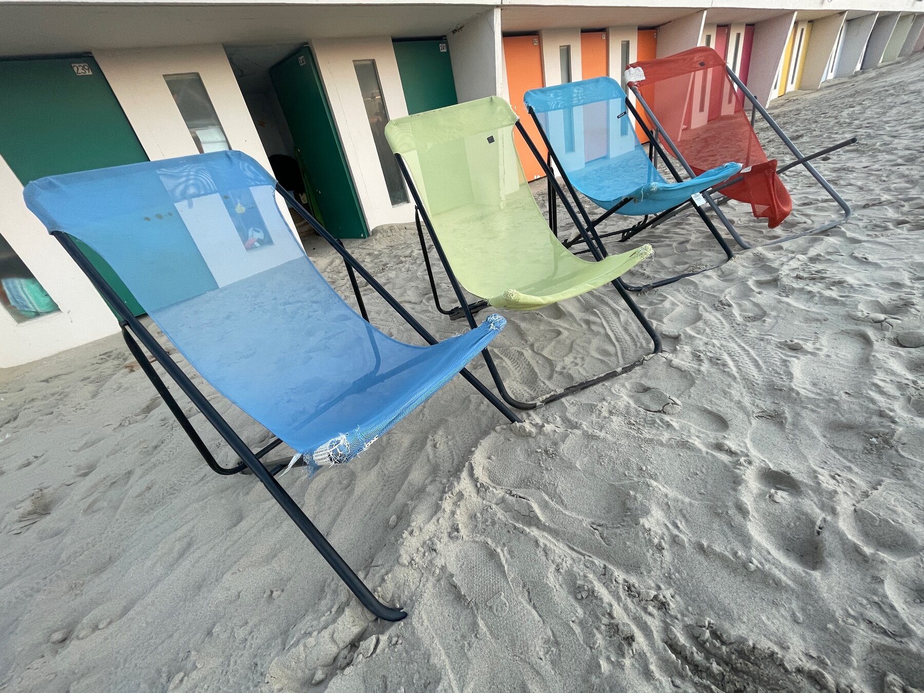 Transats colorés, plage