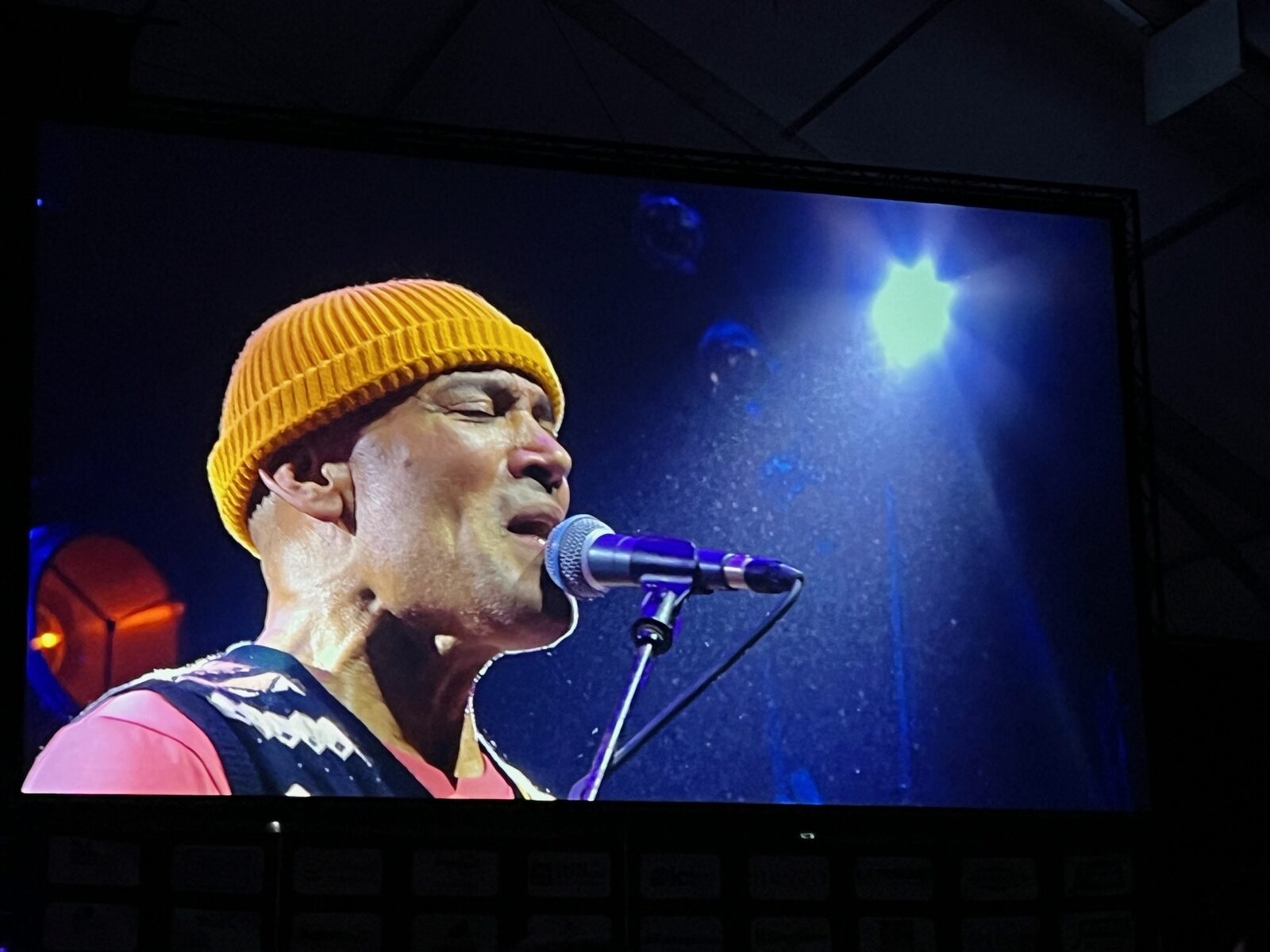 Chanteur, bonnet jaune