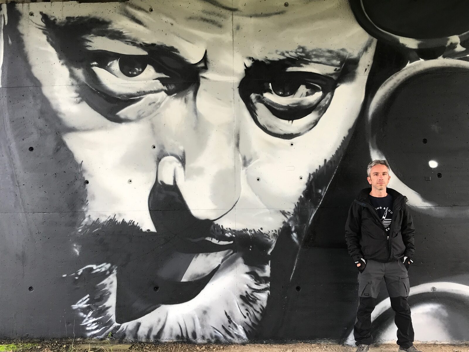 Portrait devant une fresque