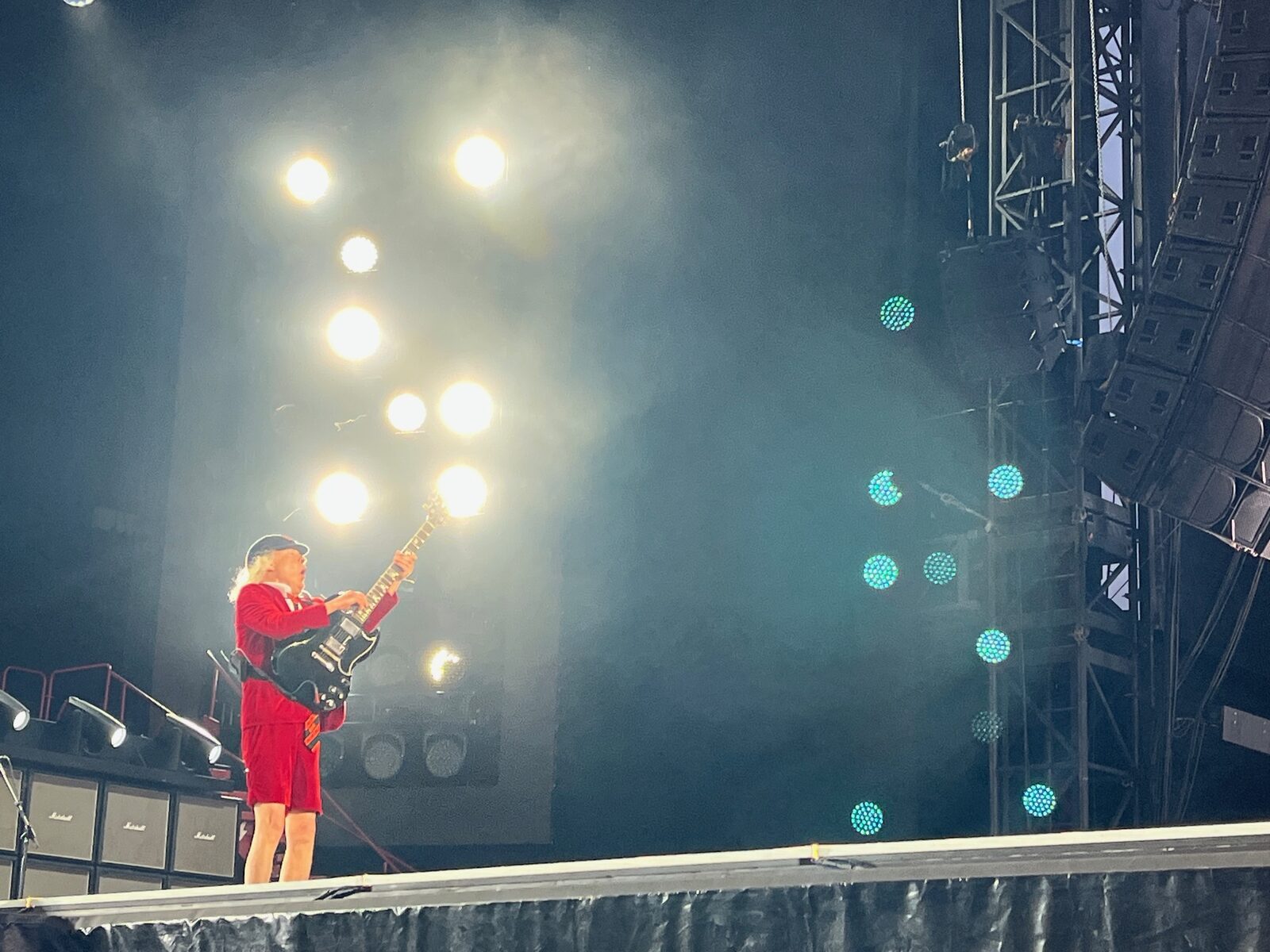 Guitariste, costume rouge
