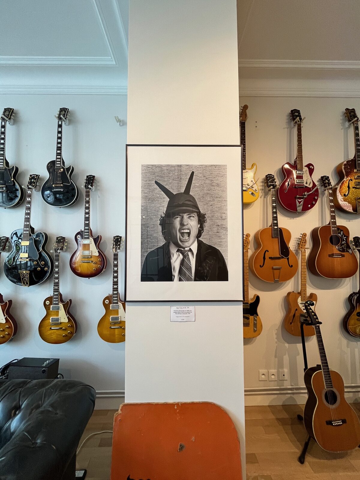 Portrait encadré, magasin de guitares